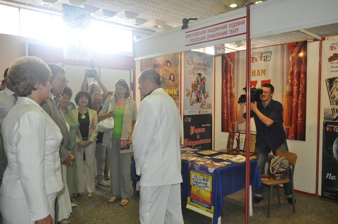 Губернатора приветствует директор русского драматического театра Николай Кравченко