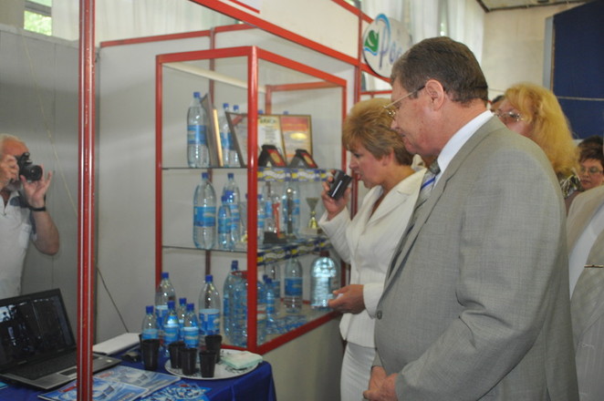Глава облсовета дегустирует воду 