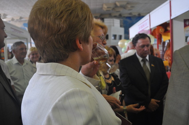 Однако вино ей, очевидно, пришлось по вкусу больше