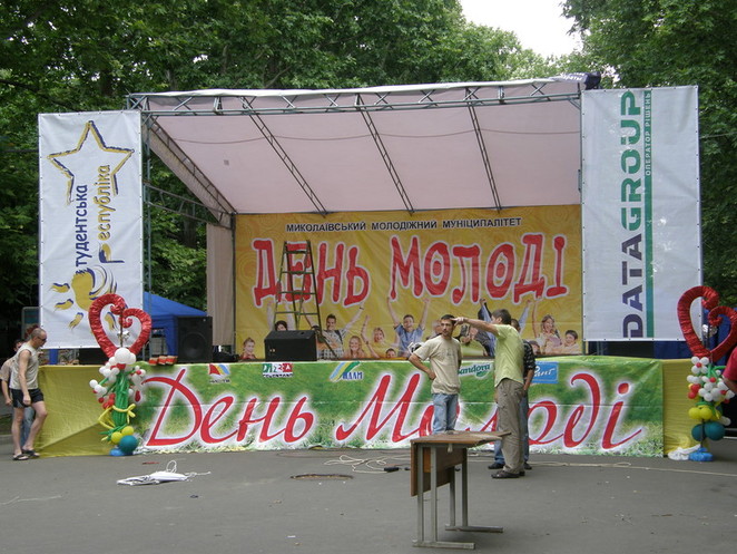 Сцена возле Каштанового сквера пока пуста, но уже через несколько часов тут будет очень "жарко