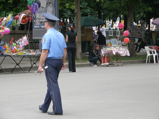 За порядком следит милиционер