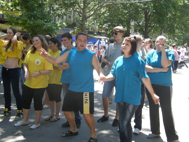 Танцующих становилось больше и больше