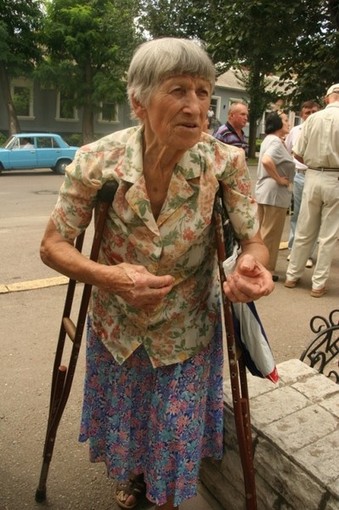 80-летняя Нина Андреевна Кондинская пришла протестовать на костылях