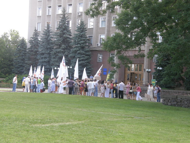 Пикетчики собрались около обладминистрации