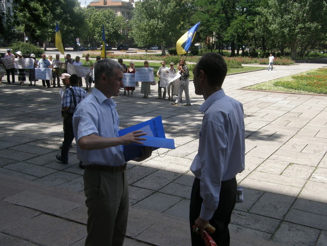 Диденко общается с сотрудником управления внутренней политики