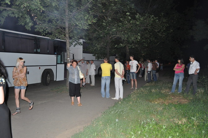 Активисты Фронта Перемен возле автобусов