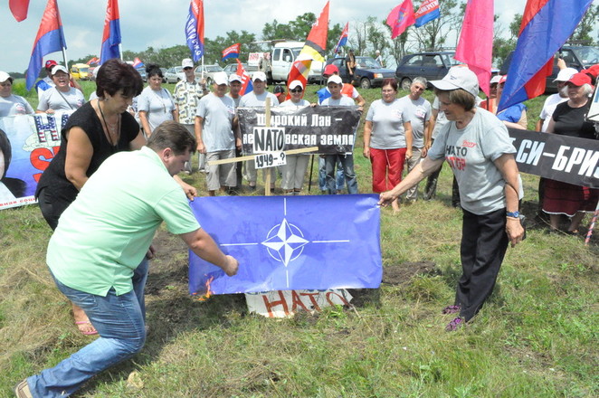 Руководитель фракции ПСПУ в николаевском горсовете поджигает флаг НАТО
