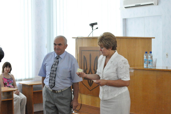 Валерий Коваленко получает удостоверение