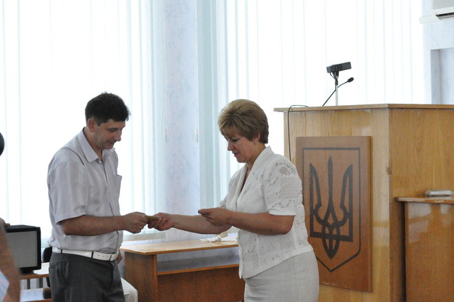 Валентин Ростов получает удостоверение