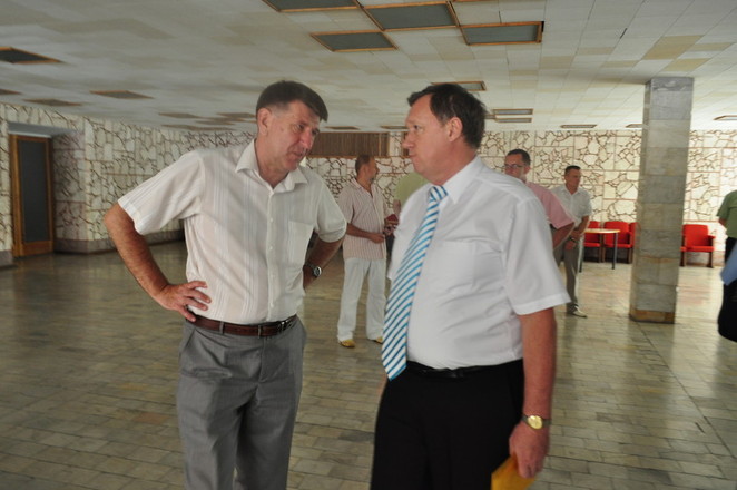 Зам губернатора Вячеслав Рукоманов (справа) встречал гостей в холле