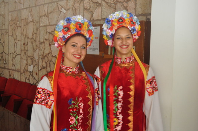 Возле двери в большой зал ОГА улыбки всем приходящим дарили приветливые украиночки