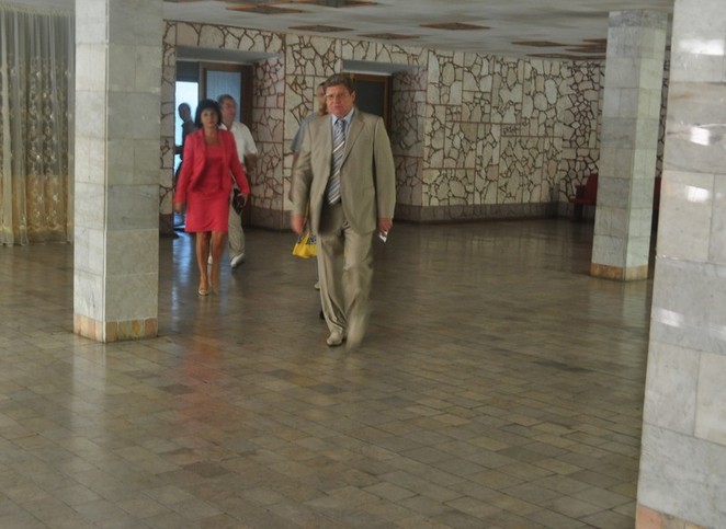 Прибыл губернатор со свитой