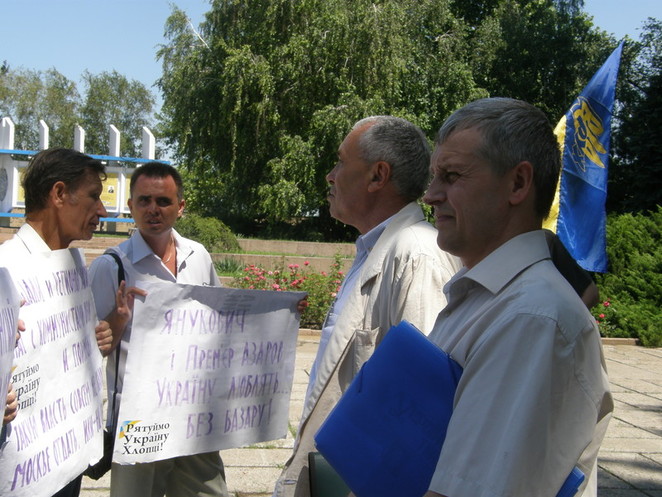 глава Николаевской областной организации Народного Руха Украины Юрий Диденко возле пикетчиков