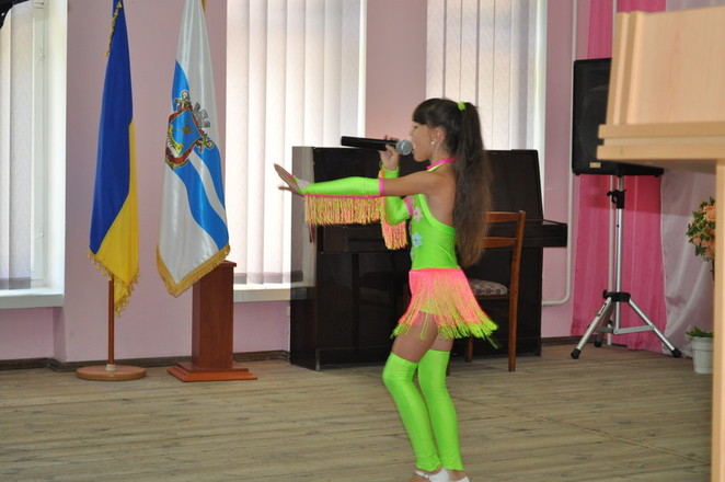 Юнная певица подарила работникам торговли песню про радугу