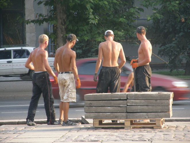 Рабочие работают