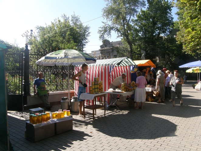 "рынок" возле Кафедрального собора Рождества Пресвятой Богородицы на ул. Лягина