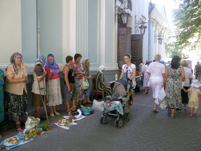 возле Кафедрального собора Рождества Пресвятой Богородицы на ул. Лягина (УПЦ Московского партиархата). 