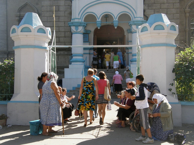 просящие милостыню у ворот храма