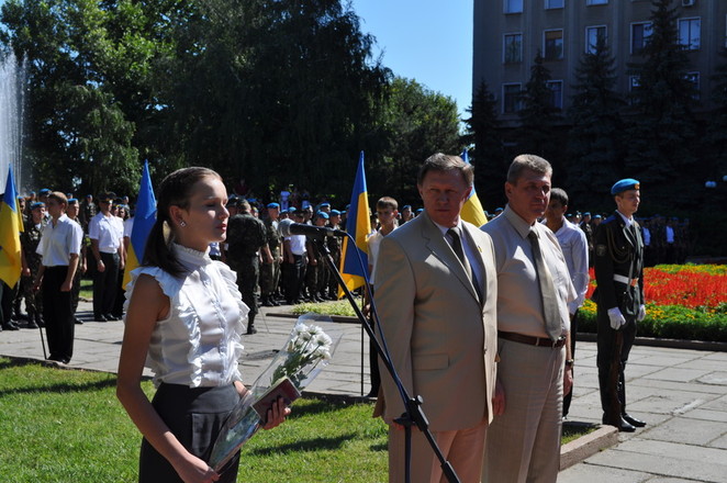 Школьница рада получить паспорт с рук Рукоманова