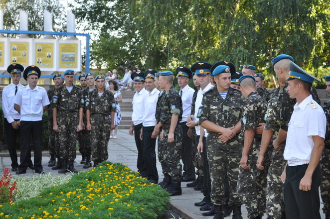 Выстроились молодые военные