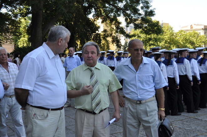 в центре - начальник областного управления образования