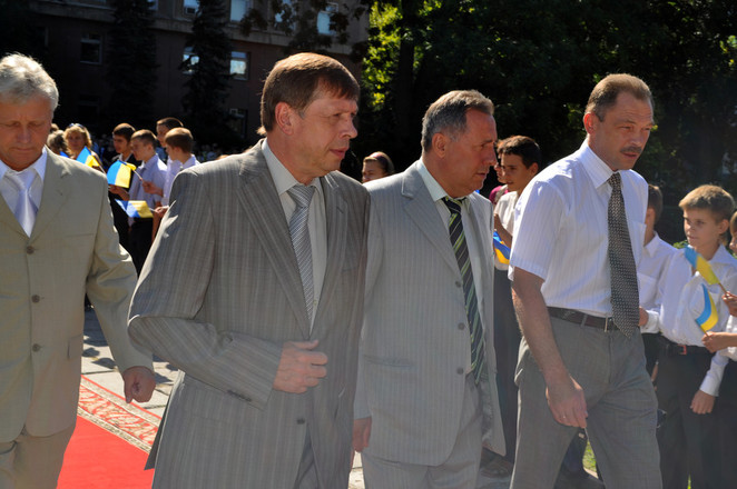 Главный милиционер идет по красной дорожке