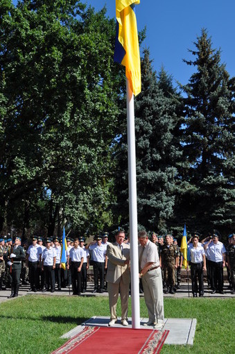 Рукоманов и Пащенко поднимают флаг