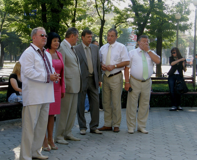 ждут пока остальные участники церемонии возложат цветы к памятнику Вячеславу Черноволу