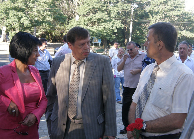 перед началом церемонии вице-губернатор Наталья Иванцова с начальником УМВД в Николаевской области Михаилом Слепаневым