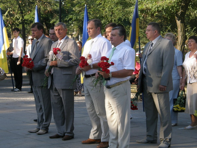 в первом ряду начальник УМВД в области Михаил Слепанев, вице-губернаторы - Виталий Травянко и Игорь Катвалюк, а также вице-мэр Александр Женжеруха 