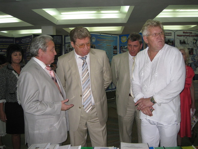 Начальник управления образования В. Мельниченко что-то доказывает губернатору, Н. Иванцову что-то разозлило, а В. Пащенко (на заднем плане) стало скучно