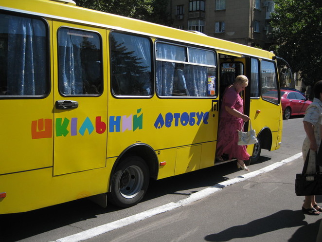 Учителей привезли на школьном автобусе