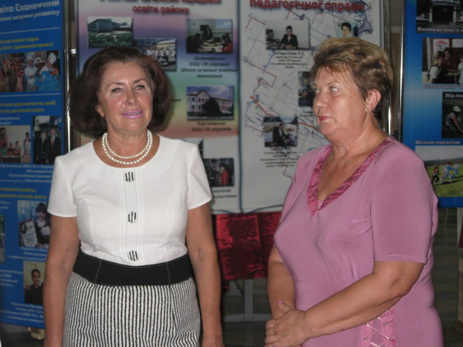 Заместитель Демченко Елена Симоненко критически оценивает внешний вид еще одной приближенной к Татьяне Васильевне особы - ее советника Тамилы Бугаенко 