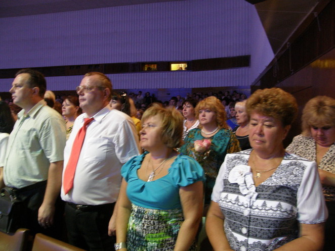 Учителя слушают свой гимн