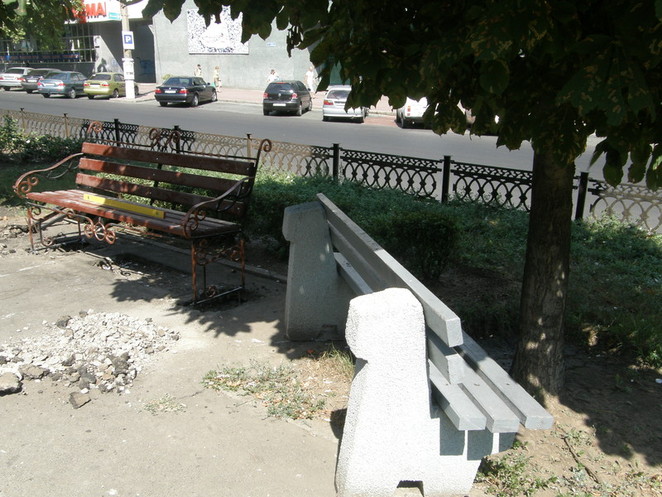 Старая скамейка сменяется на новую