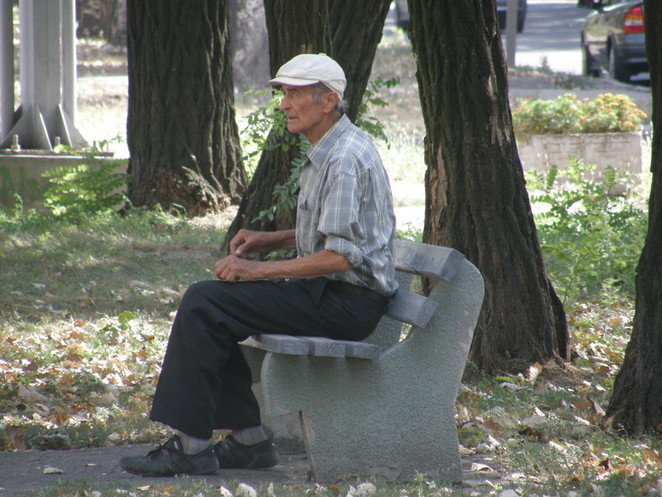 Жители смогут сидеть на новых скамейках