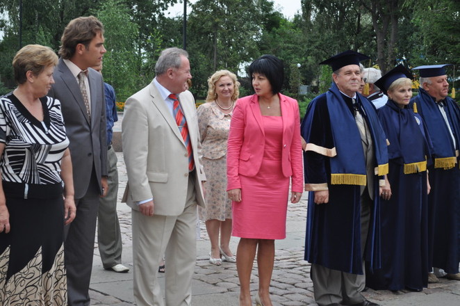 Н. Иванцова: "Куда это вы, Владимир Дмитриевич, говорите, собрались?". - В. Чайка: "Я? Не-не, никуда. И вы поверили, что я просто так возьму и уйду?" 