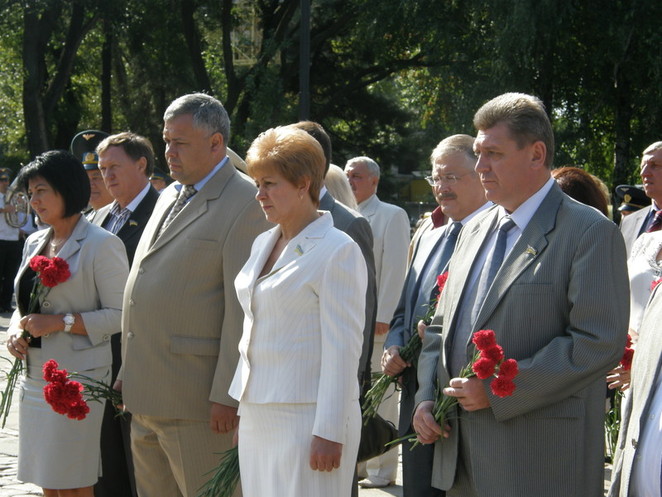 Вице-губернаторы Н. Иванцова, В. Рукоманов, Г. Николенко; глава облсовета Т. Демченко и ее зам В. Пащенко. За ним - начальник СБУ в Николаевской области А. Иванов