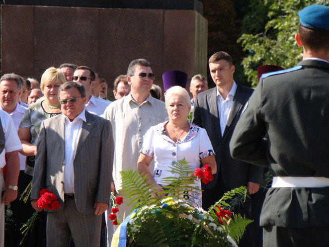 Нардеп-регионал С.Майборода практически не отходил от регионала И.Дятлова. На переднем плане секретарь горсовета В.Коренюгин и вице-мэр В.Бондаренко