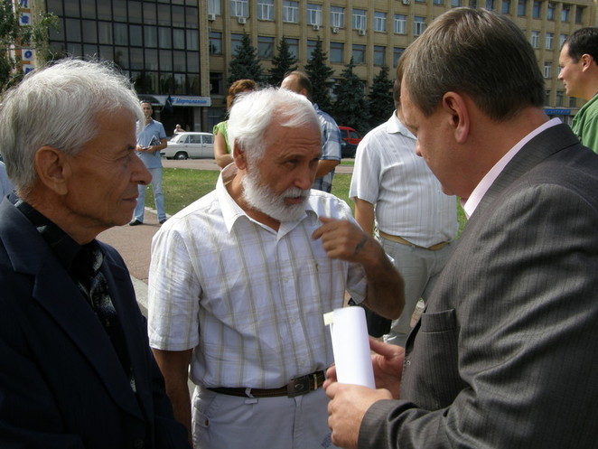 Мужчина высказывает претензии к нардепу