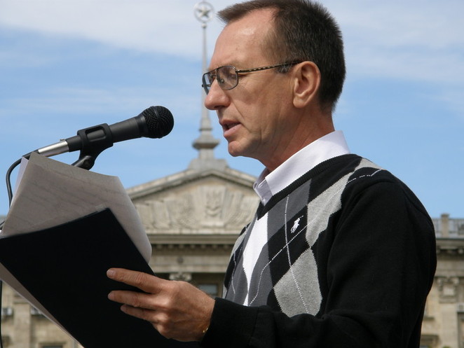 Беспартийный ведущий