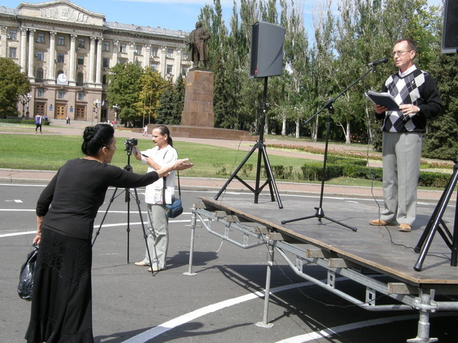 Женщина посылает Чайку и депутатов к чертям