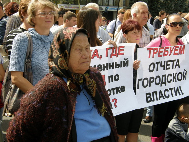 Бабушка всю акцию молча и внимательно слушала