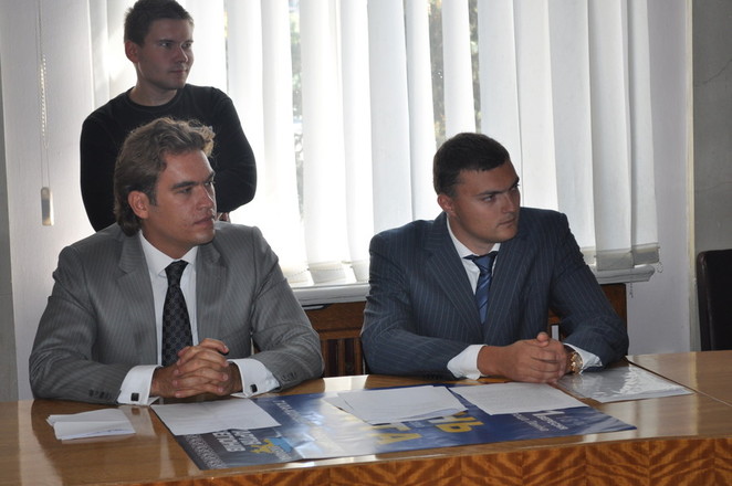 Начальник молодежного управления горисполкома В.Воронов и, как оказалось, руководитель областного избирательного штаба ПР И.Дятлов