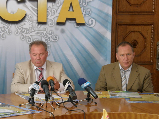 Мэр В. Чайка и А. Грачев