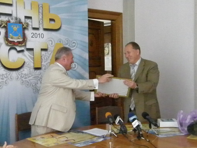Мэр вручает своему старому другу подарки напамять