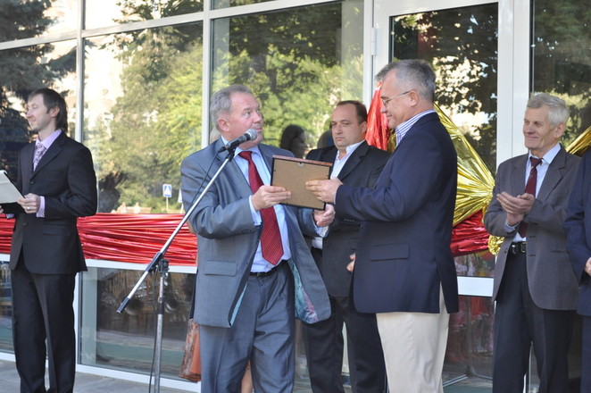 Мэр Чайка вручает руководителю компании "Светар-ТВ" благодарственный лист