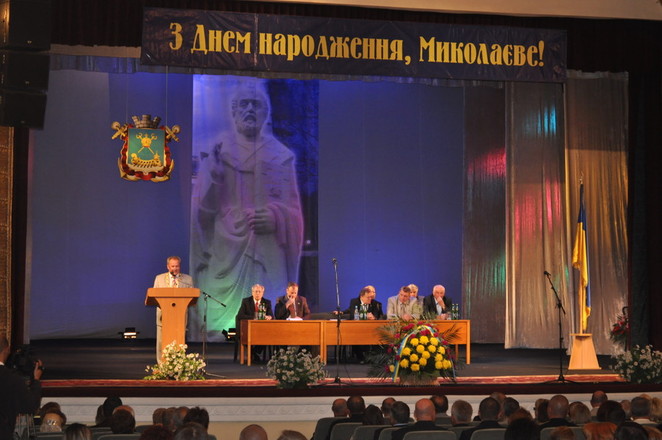 Проекция святого Николая на заднем фоне делала атмосферу в зале особо мистической