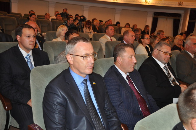 В центре - директор НГЗ Ю. Овчинников, слева - депутат горсовета С. Тараненко,справа - депутат-БЮТовец А. Курченко