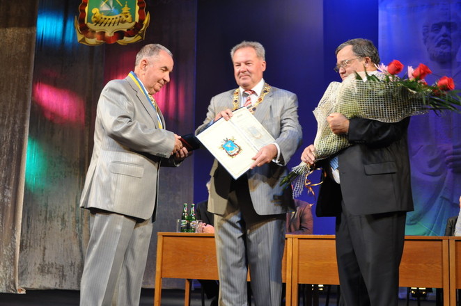 Мэр Чайка вручил награду почетному горожанину депутату областного совета Игорю Овдиенко